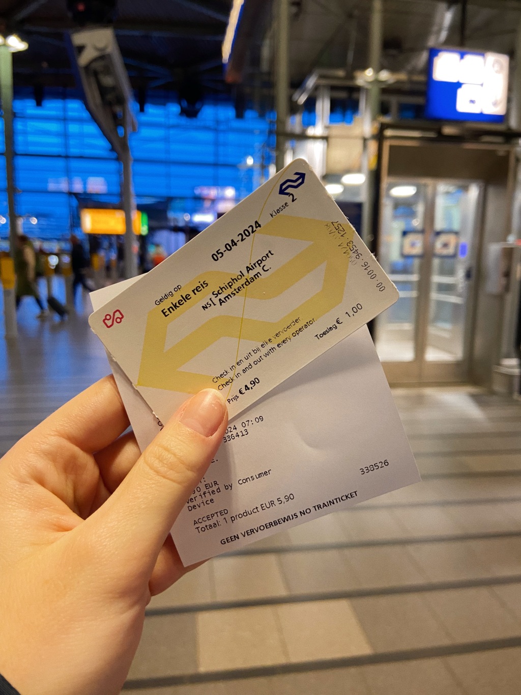 Como usar o trem para ir do aeroporto de Schiphol até a estação central em Amsterdam